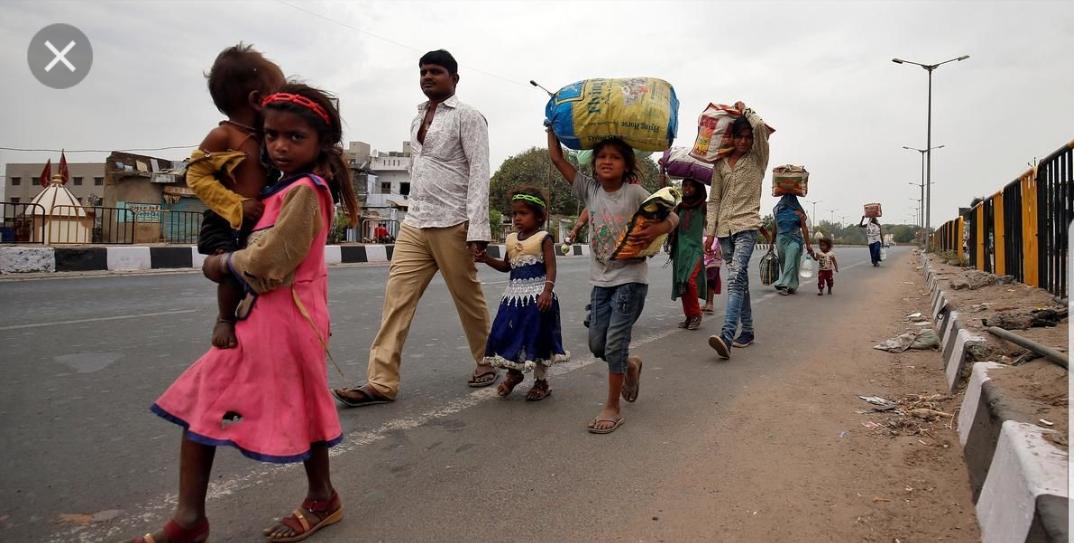 हाथ में झोला, सिर पर गठरी लिए 800 किलोमीटर पैदल ही अपने गांव जा रहे दिहाड़ी मजदूर l
#majdoordiwas
#GharSeDoorBharatKaMajdoor