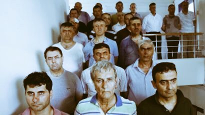 Birlik ve beraberliğimize kim el
uzatmaya yeltenirse
o ellerini yine kırar, tuzaklarını yine başlarına geçiririz.
15 temmuz'da yaptığımız
gibi, dünyayı başlarına yıkarız.