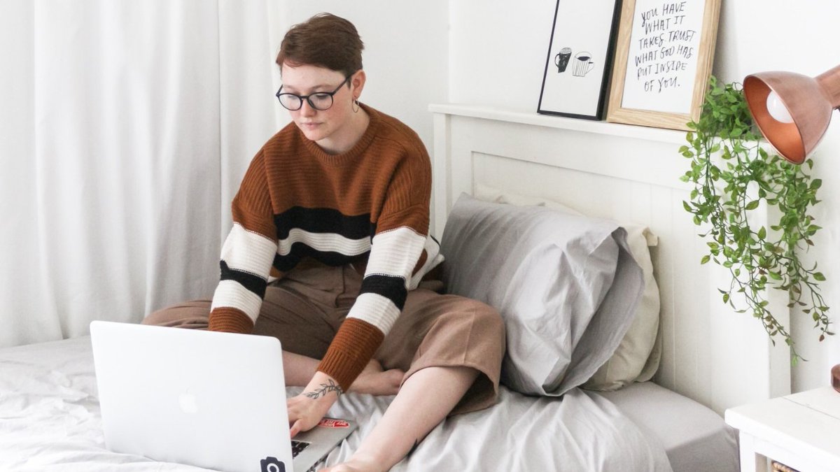 LearnEnglishin's tweet photo. Online courses mean that there are no commuting costs, less course material costs like textbooks and study guides. Why not take a look at the great online programmes offered by @IHNewcastle1➡️https://t.co/qQ23P5JhKM
#onlinelearning #languagelearning #English https://t.co/e84WAfDroC
