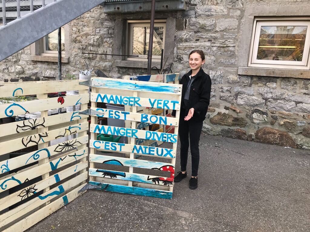 College_N_Dame's tweet photo. Félicitations à Geneviève Cheshire, élève de 4e secondaire, récipiendaire de la Médaille du Lieutenent-gouverneur.  Celle-ci reconnaît l’engagement scolaire et communautaire. https://t.co/mItkjDuTCj