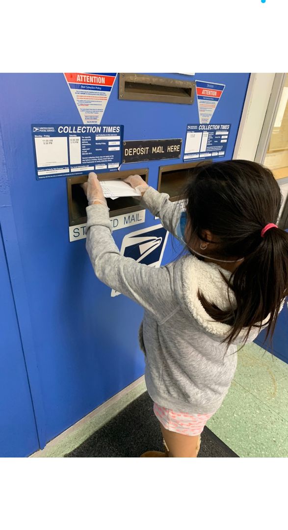 MissB_Grade4's tweet photo. Esme took some time to write some letters to reach out to family in other states! https://t.co/nGRwni5byZ