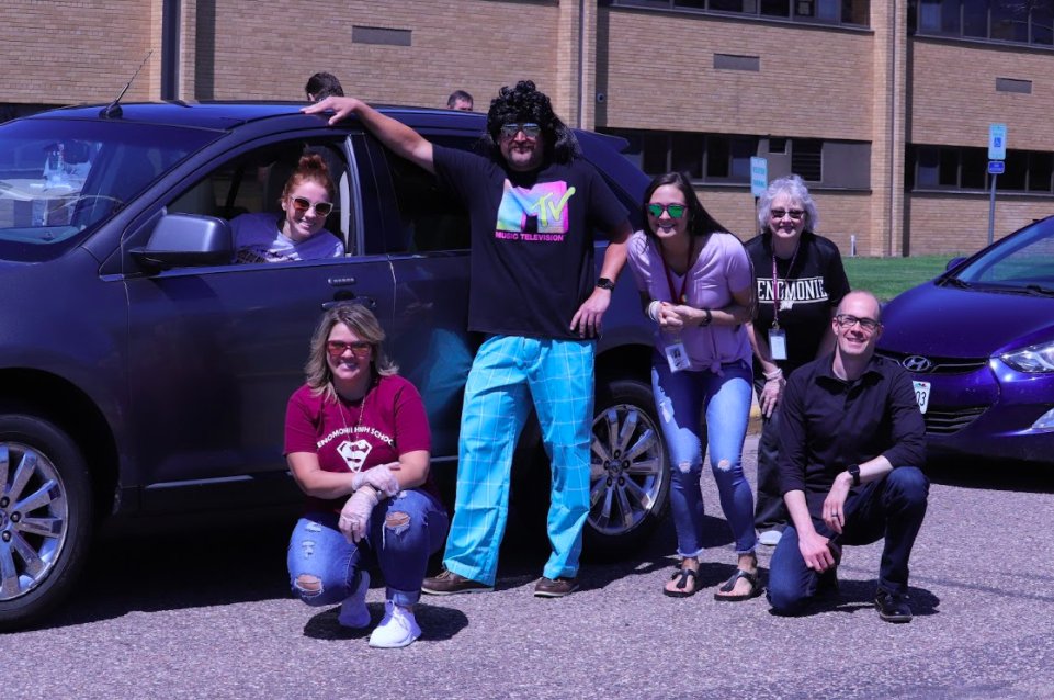 kayla_windt's tweet photo. We LOVED seeing our TA's today! Definitely going to miss all of you next year!! @AngelaRuchti @juanramirez305 @tylermiller351 @LindaJolicoeur2 https://t.co/oOi2BgfNVL