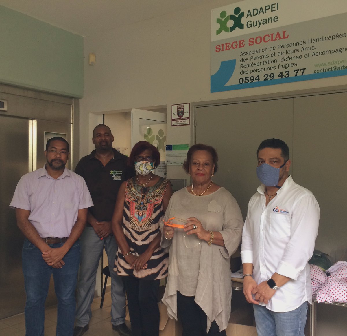 ARDI_GDI's tweet photo. Réception par ADAPEI Guyane de visières de protection contre le #COVID__19 produites par le NumLAB @ARDI_GDI! Une action solidaire en complément d’autres partenaires pour aider les populations les plus fragiles et développer la chaîne de #solidarite en #Guyane 
#SolidariteCOVID19 https://t.co/JyG8RjNSqb