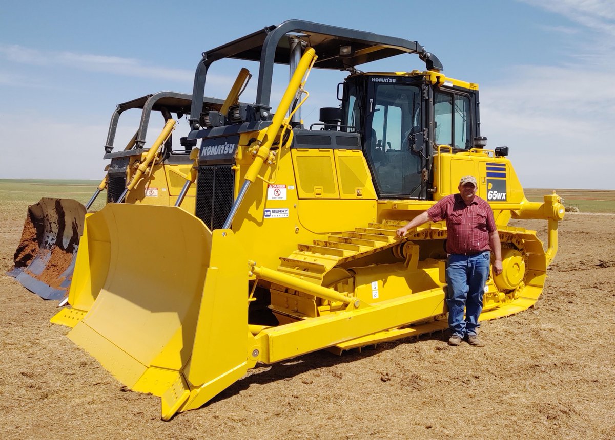 Here’s a recent delivery of a @KomatsuConstr D65EX-18 with proud new owner!  This is actually his second D65 purchase...

Do you have a machine you are proud of? We'd love to see it...

#BerryTractor #HeavyEquipment #Construction