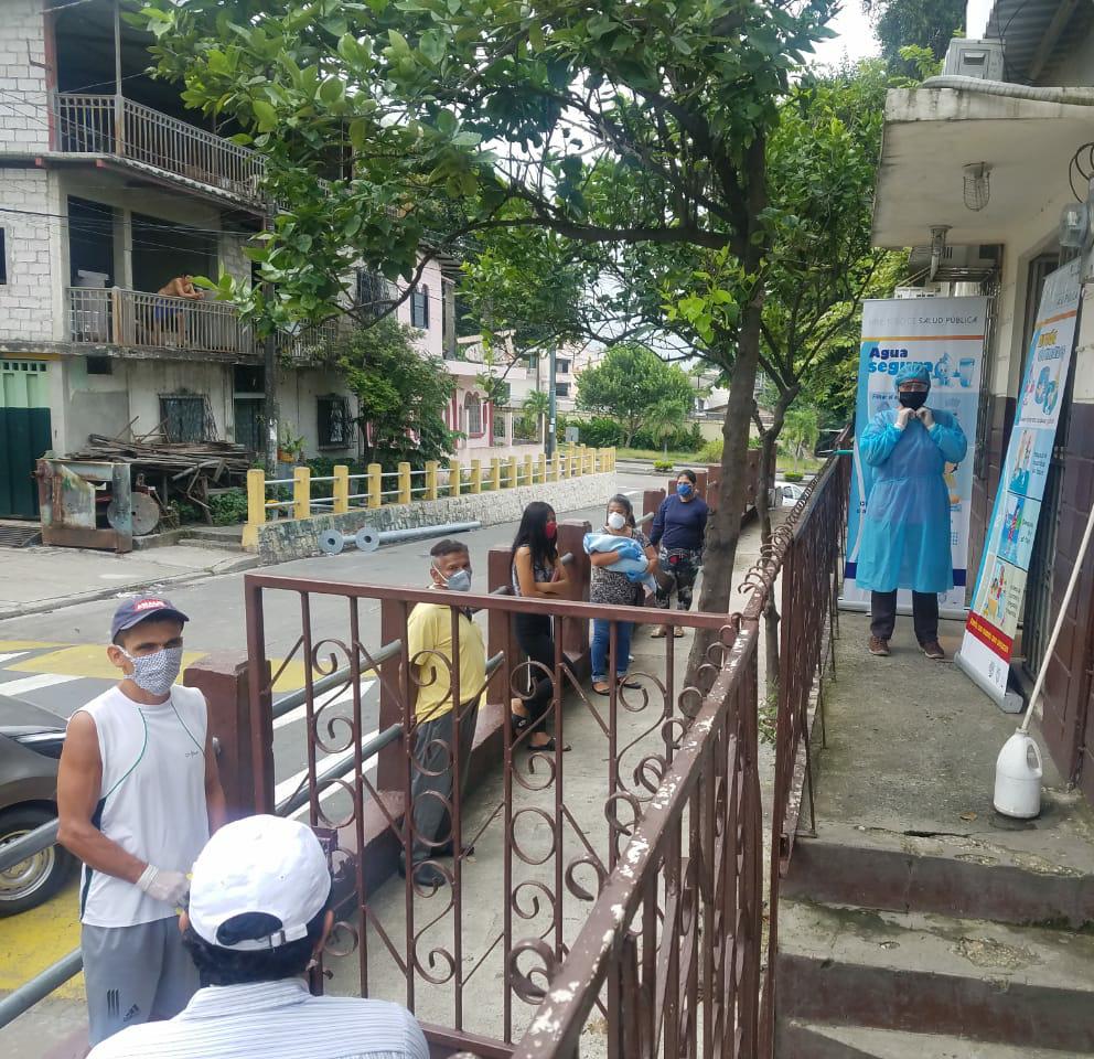 Salud_Guayas's tweet photo. Personal odontología del Distrito 0906 realiza actividades de sensibilización a usuarios externos sobre el correcto #LavadoDeManos y cepillado, preparación de suero oral y limpieza del cepillo dental. 

#QuédateEnCasa
#PrevenciónEsSalud https://t.co/V1xY2ohpUv