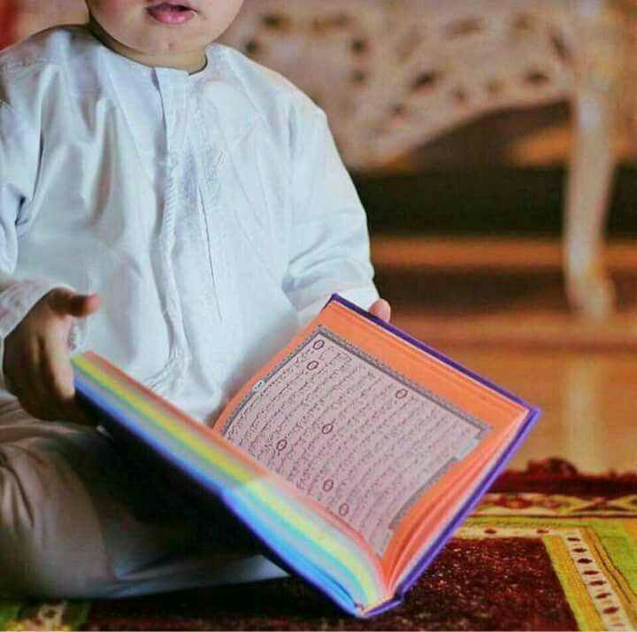 Читать коран в телефоне. Детям о Коране. Чтение Корана. Мальчик с Кораном. Коран для маленьких детей.