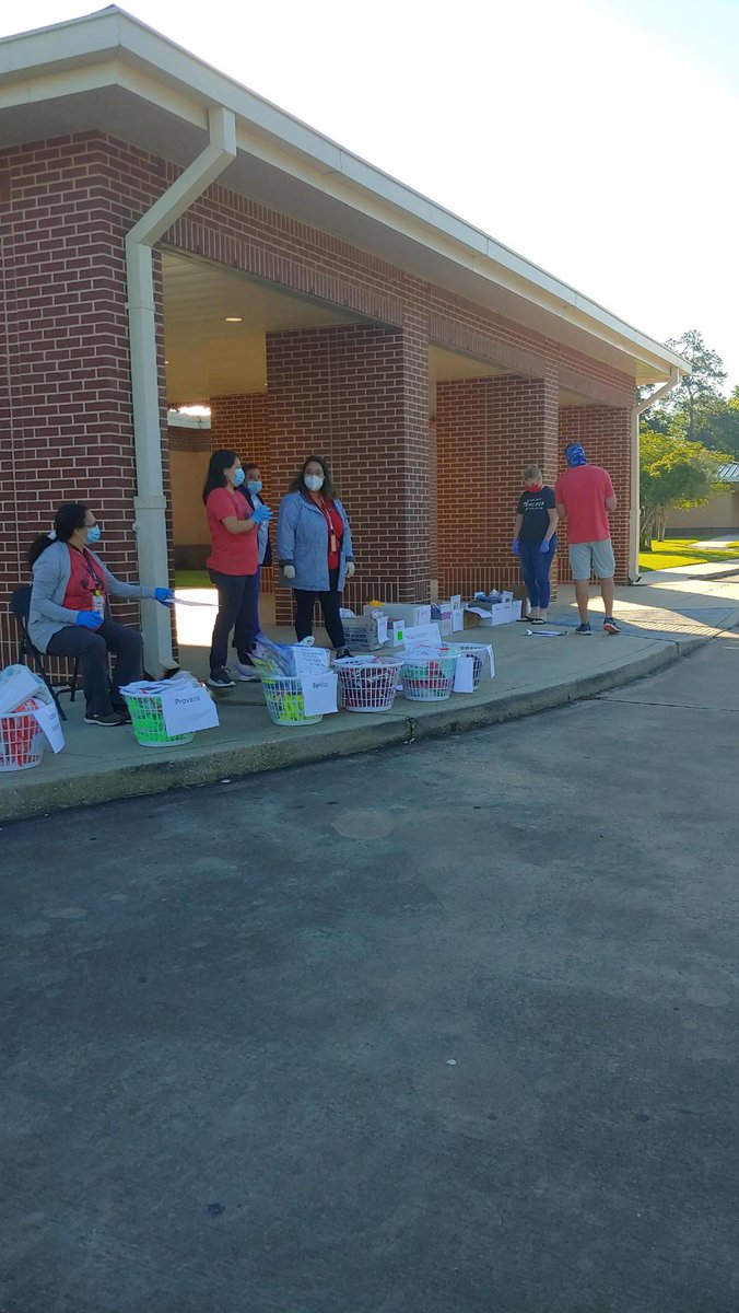 SouthsideEleme1's tweet photo. Parent Curbside Pick Up for PK-2nd at @SouthsideEleme1  #Just4Kids https://t.co/ftOMcHmQyt