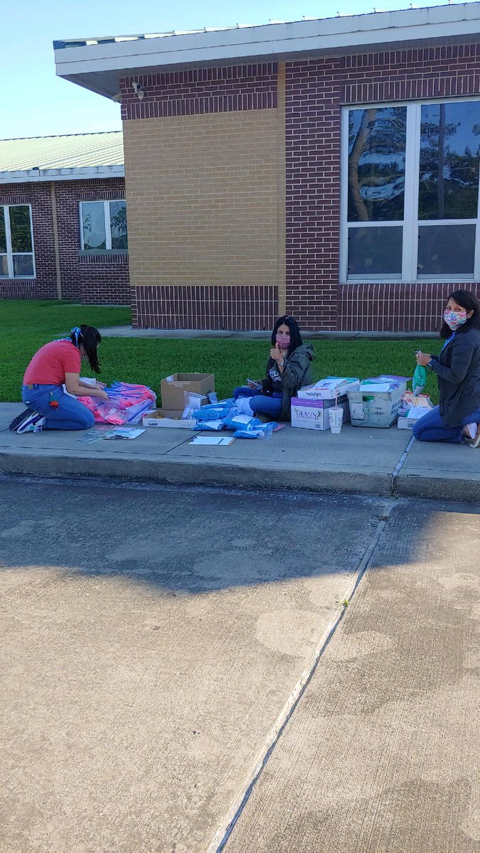 SouthsideEleme1's tweet photo. Parent Curbside Pick Up for PK-2nd at @SouthsideEleme1  #Just4Kids https://t.co/ftOMcHmQyt