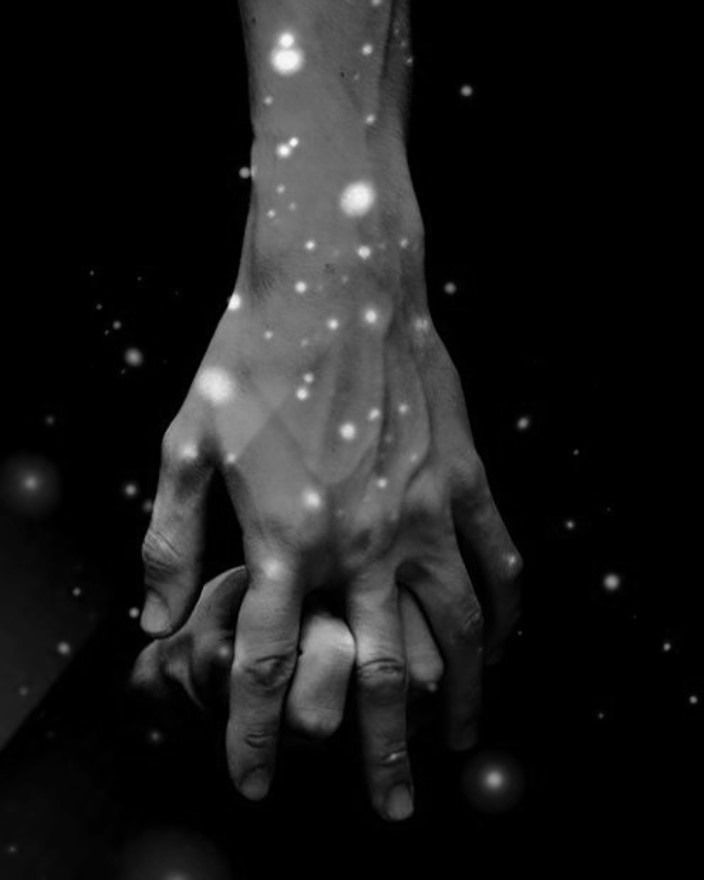 Siamo qui,nell’oscurità,sospesi tra la poesia delle lucciole e il fuoco divampante delle stelle. 
#SusannaTamaro #hands #VentagliDiParole #pensieridellasera #scrivoarte #cinziacoppola