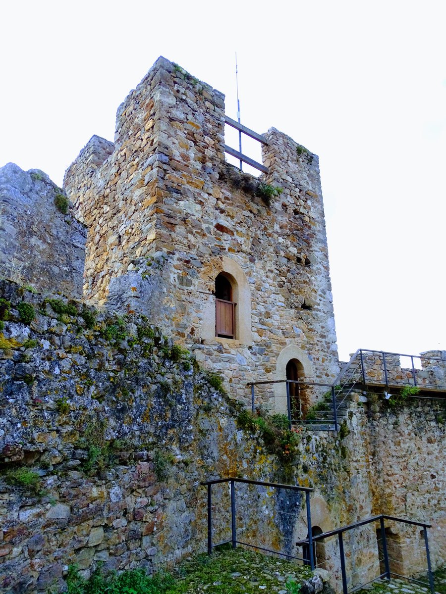 PyPatrimonio's tweet photo. Vídeo https://t.co/VVGdMBDRme del #Castillo de #Cornatel, en los Montes Aquilanos en de El #Bierzo en #León #CastillayLeon 🇪🇸y como bonus una concentración de #CocheClásico https://t.co/YozZMg4Rqk