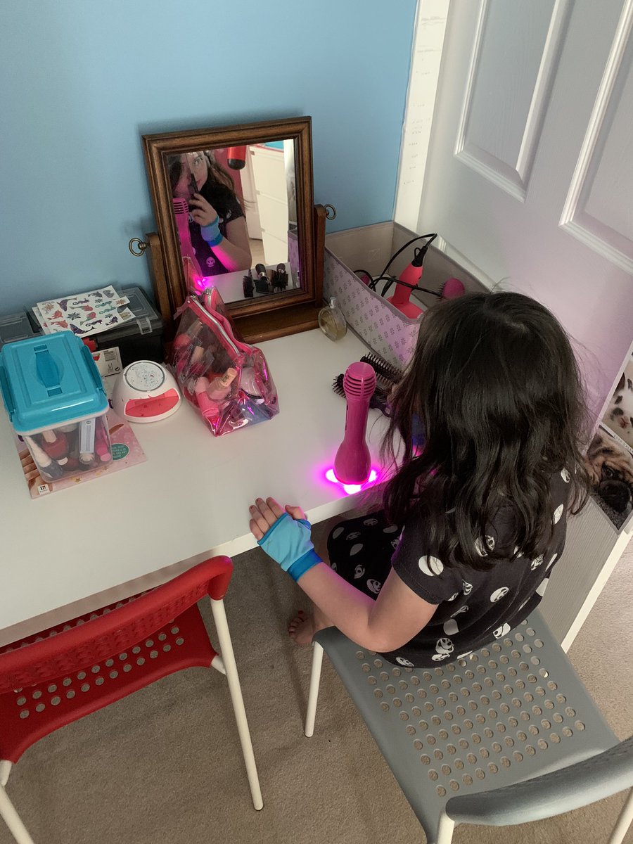 MarkMcSween's tweet photo. Megan has been practising doing her make up π Iβm going to let her give me a makeover this weekend π€£
#prettydad
@CorpusChristi_K https://t.co/VTTaF8iB62