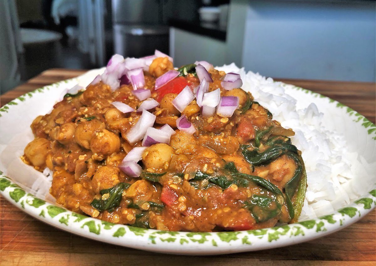 HomeChefonomics's tweet photo. Chickpea masala recipe coming up! 

As I premiere new videos on my YouTube channel, I’ll be using YouTube’s live chat to answer questions and talk with any viewers watching along with the premiere. This one drops at 8pm ET tonight! #chickpeamasala #masala #chickpeas #plantbased https://t.co/DkT63ollLe