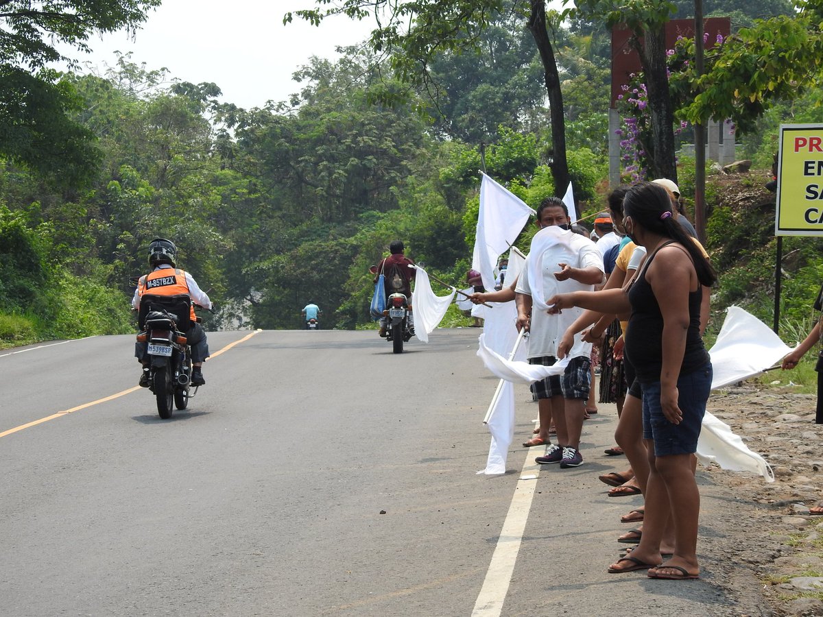CodecaReu's tweet image. #ElAsintal ruta C-A2, Salen con banderas blancas a pedir ayuda, se quedan sin alimentos.

#Guatemala #CoronavirusGT #30DeAbril