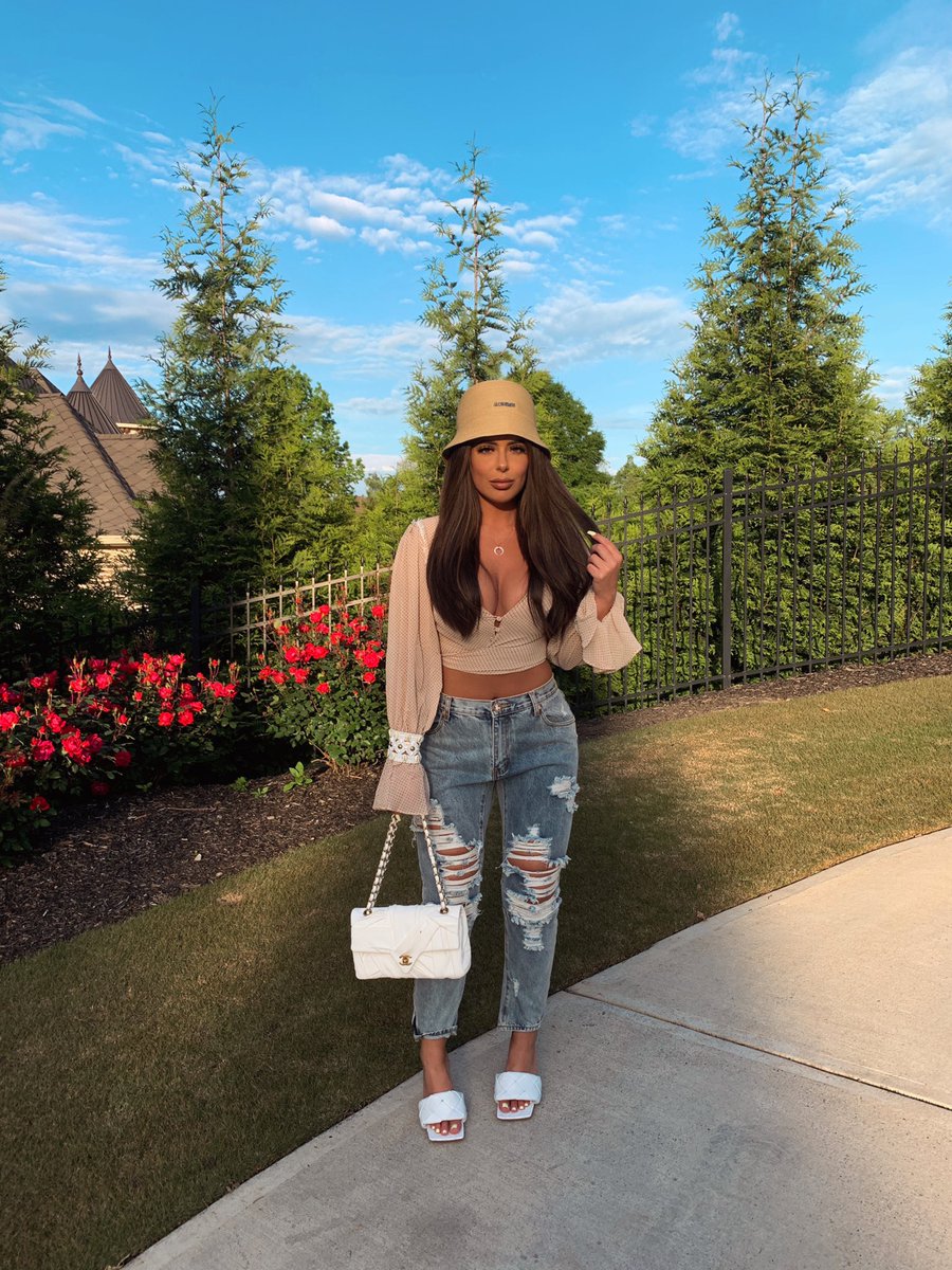 BrielleZolciak's tweet photo. got dressed up to get the mail🤎 https://t.co/KYInhff6kv