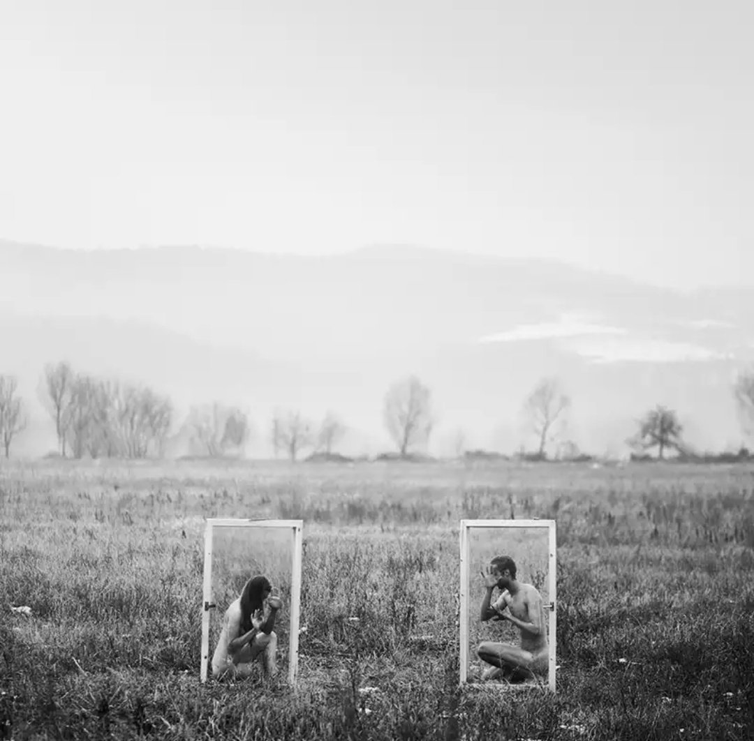Seni ruhumun erişebileceği derinlikte ende ve boyda seviyorum. Varlığın ve düşsel erdemlerin sınırları görünmezken gözüne, günün en sakin anı gibi seviyorum. Güneşle ve mum ışığla..