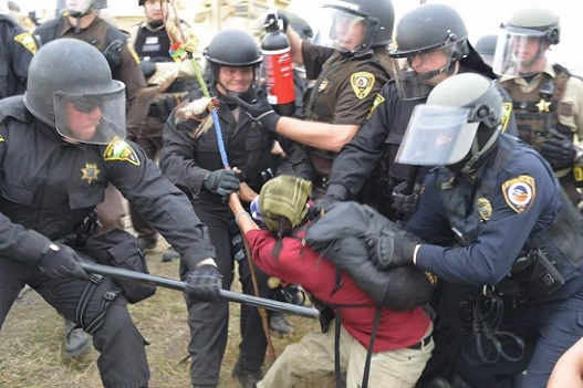 SatyrosBrucato's tweet image. As a reminder, this is what happened a few years ago when an Indigenous American held a prayer stick on Native land in order to protest a pipeline and the desecration of Indigenous graves.

#MichiganProtest