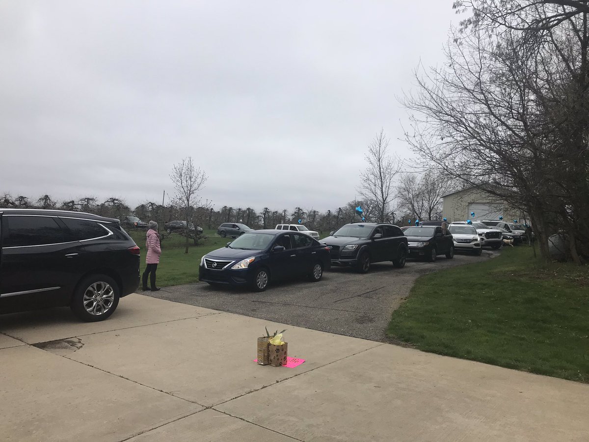 MichelleAllenMI's tweet photo. I’m the luckiest principal ever to be loved by our #EPCRocks staff!  They brought me the #bestgiftever for my last Principals Day - THEM!  A parade of love!  Wow! https://t.co/Vy6Fq0PZpB