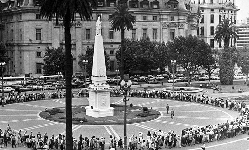 XavierAntich's tweet photo. Els van dir “Circulen!”, i ja no s’hi van moure, de la Plaza de Mayo. Fins avui. Per la memòria, la veritat i la justícia. Las Madres són 1 lliçó per a cada veu alçada contra el crim, la repressió i la injustícia a qualsevol racó del món.
Admiració incondicional.
 #43AñosDeMadres https://t.co/aWj3U2Z8ei
