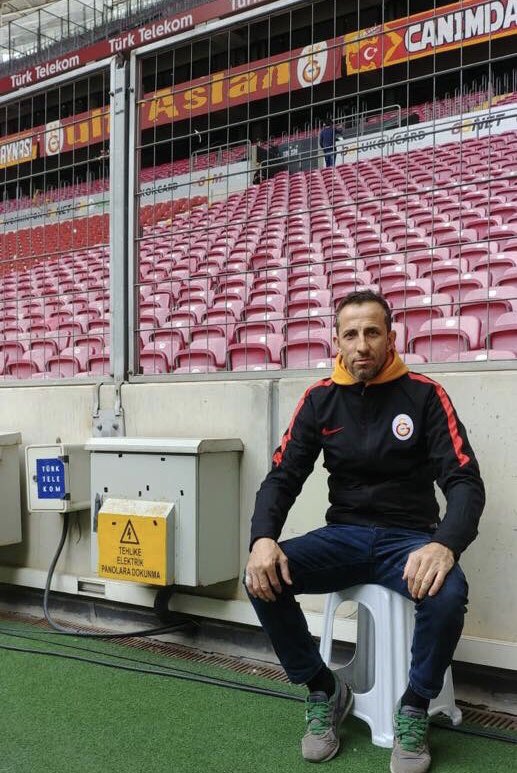 uAYurtici's tweet photo. Tribünümüzün emekçilerinden, pankartların efendisi cefakar Muro Hasan’ın 1 Mayıs Emek ve Dayanışma gününü kutluyoruz. 
#uAYurtiçi https://t.co/08WijlwJ88
