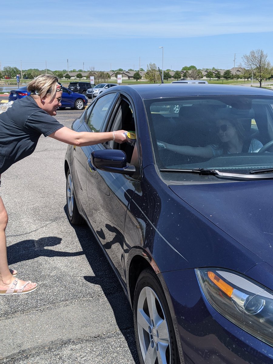 mavyrbk's tweet photo. 2020 seniors stopped by MSHS for curbside pick-up of their caps and gowns. Miss getting yours today? The next opportunity to do so is on Tuesday, May 5 from 2-4 p.m. #somethingunexpected #varsityyb https://t.co/voyAGUA4v8