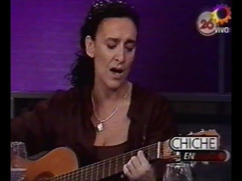 "Cuantas noches vacias, cuantas horas perdidas, un amor naufragando y tu solo mirando". 💔