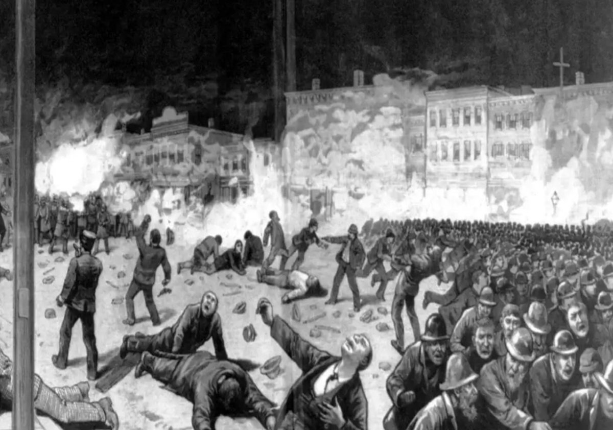 #1Mayıs 1886'da ABD'de 350 bin işçi, uzun çalışma saatleri ve diğer kötü koşullar sebebi ile greve gider. O tarihte böylesine örgütlü bir eylem tüm Dünya'da şaşkınlık yaratmıştır tabi. Güvenlik güçleri eyleme müdahale eder. O eylemden sonra birçok işçi işten atılır.