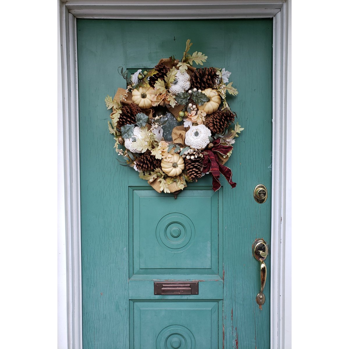 lstigkeit's tweet photo. Storytime: about a week and a half ago, we were taking the trash out &amp; found a little surprise in our wreath....... https://t.co/GLVJwpAtDp