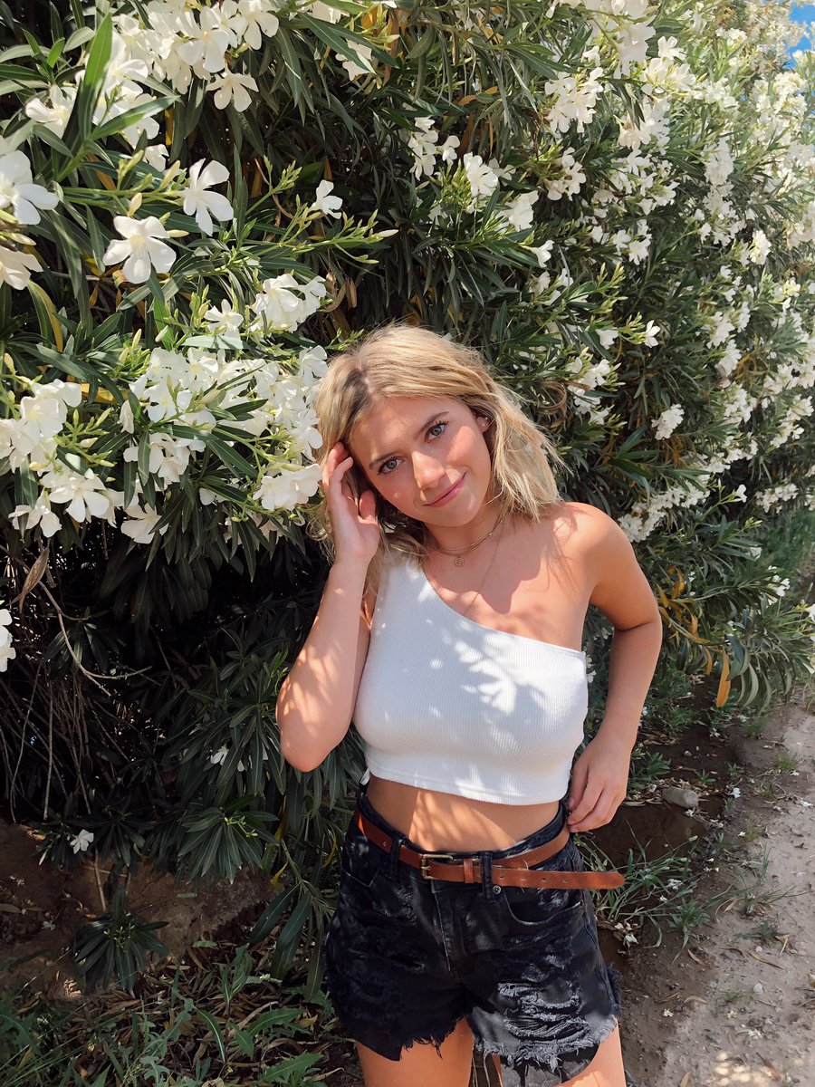 saige_short's tweet photo. bees knees🐝 https://t.co/TND2xeZnc1