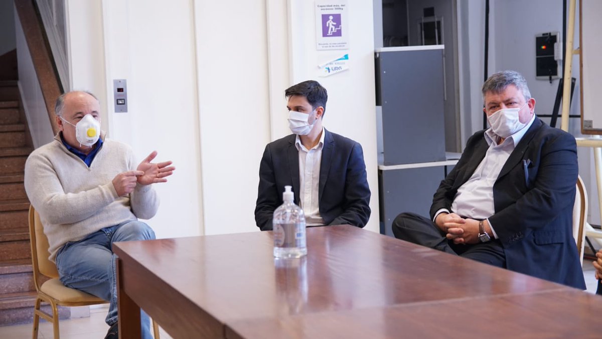 juanpinglese's tweet photo. Junto a ellos, seguiremos avanzando para reforzar las herramientas que ya venimos instrumentando desde el Ministerio de Industria, Comercio y Minería, como la plataforma #CompraAmiga. https://t.co/x3AOZS4016