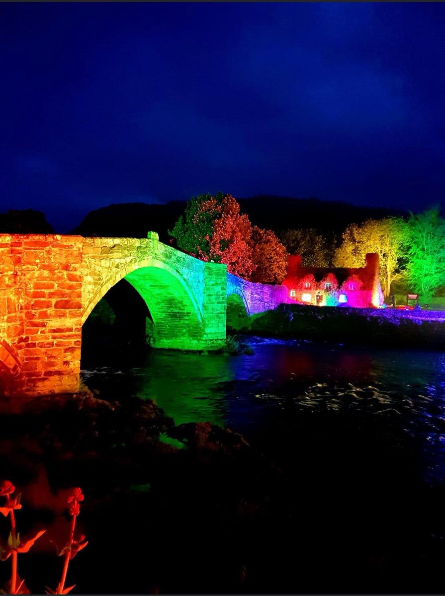 A big thanks from #Llanrwst to all #frontline staff ❤️🧡💛💚💙💜

I would in particular like to thank Gary, Geraint, and North Wales Sound & Lighting for the incredible display 

@TuHwntirBont