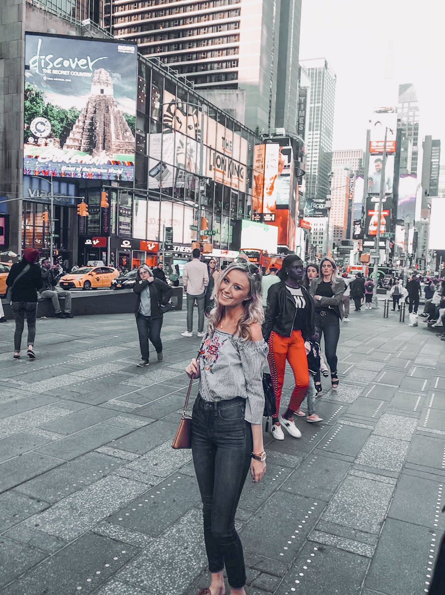 🤍🤍SENIOR SPOTLIGHT🤍🤍
Erin Monohan will be graduating this upcoming December with her nursing degree  and then hopes to work at Cincinnati Children’s! She also plans to attend graduate school to become a nurse practitioner! Good luck, Erin!