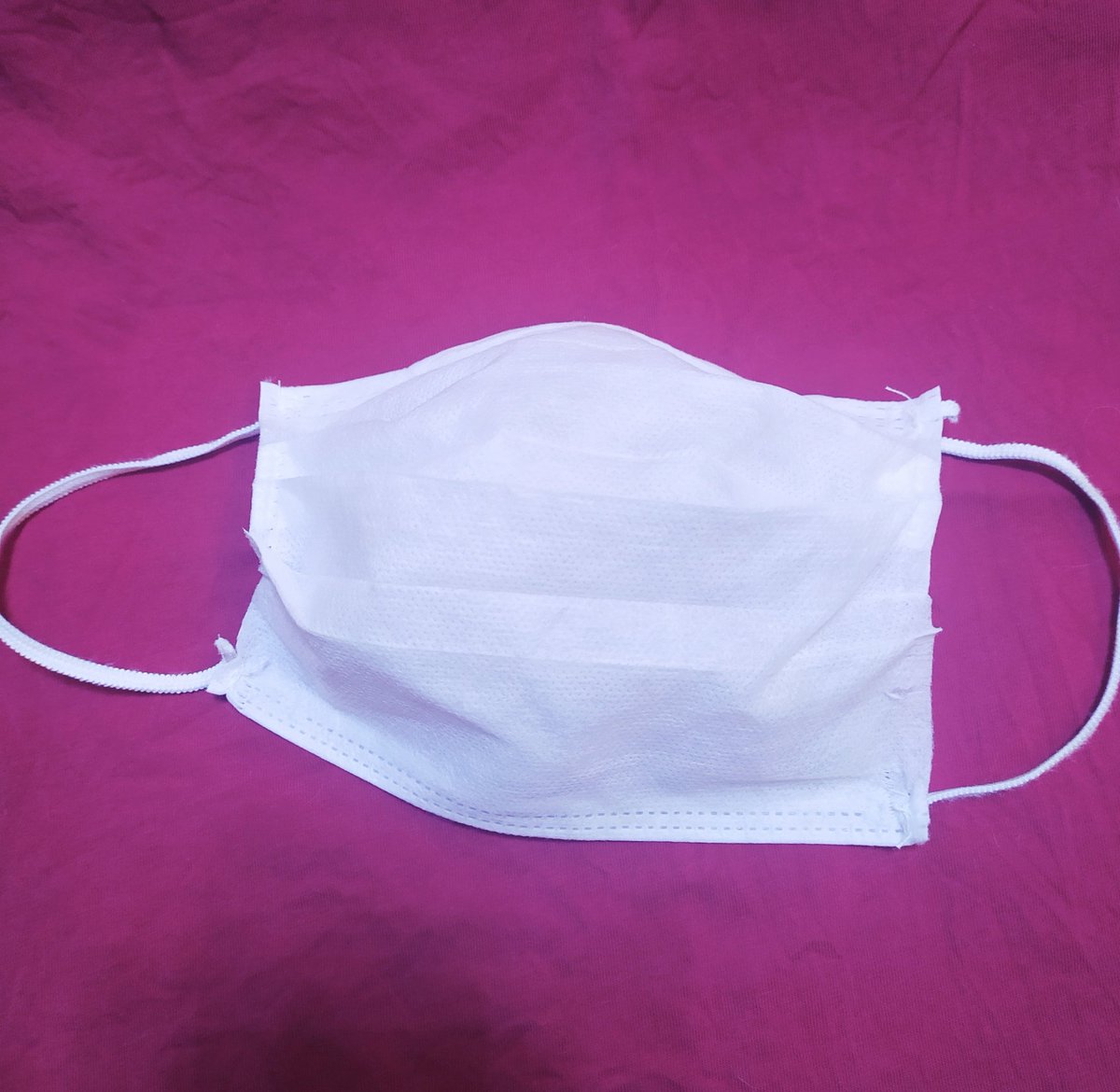 Çarklar dönsün diye salgına atılan,
ölümlerden ölüm beğensin diye açlıkla hastalık arasına bırakılanlar...
Dünyayı sırtlanıyorsak, 
devranı da döndürürüz elbet. 
Varsın baskı, zulüm, kan ve virüs olsun getirdiği günlerin
Yepyeni bir hayat doğacak mutlaka 1 gün✌️
Yaşasın 1 Mayıs.