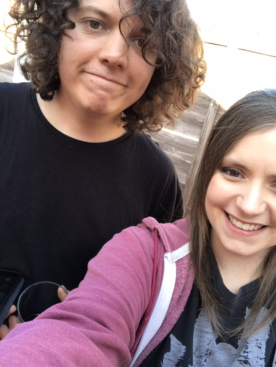 Look. We’re guna be honest- we still don’t really properly get twitter, but we’ve got a lot better at instagram and we’re working our twitter skills 😅😝 Anyway, we thought you might like to know that we are going live on Facebook every Tuesday at 7.15 to talk about songwriting!