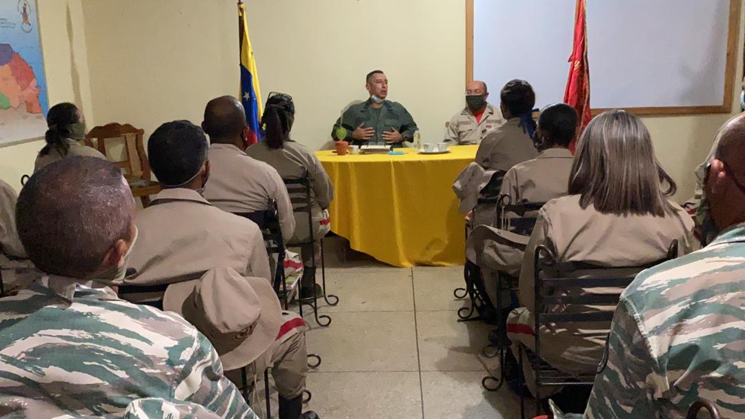 MTCGMB's tweet photo. El GD Leonardo Bello Director de Milicia Territorial realizó reunión y revista con los Cmdte de APDI del @Adi122urumaco en Coro-Falcón reafirmando el legado de nuestro Cmdte Supremo y Eterno Hugo Chávez en la exacta y transparentes administración de los recursos asignados al ADI https://t.co/kabAgHnokm