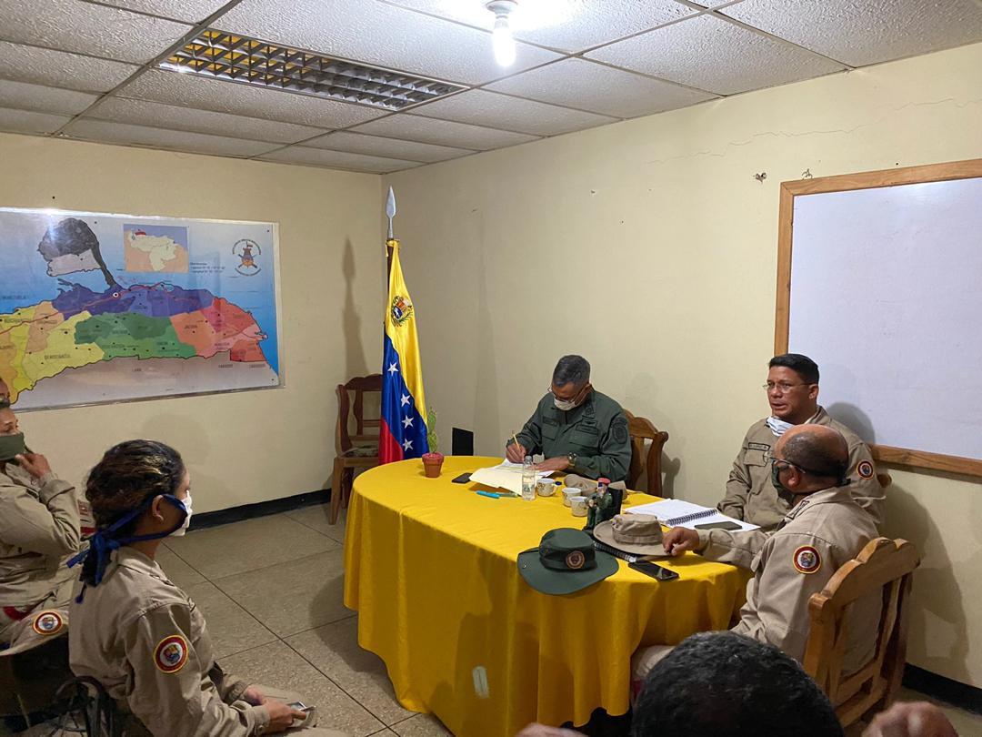 MTCGMB's tweet photo. El GD Leonardo Bello Director de Milicia Territorial realizó reunión y revista con los Cmdte de APDI del @Adi122urumaco en Coro-Falcón reafirmando el legado de nuestro Cmdte Supremo y Eterno Hugo Chávez en la exacta y transparentes administración de los recursos asignados al ADI https://t.co/kabAgHnokm