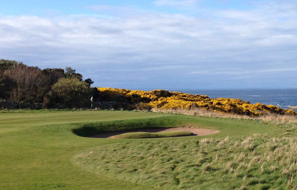 CrailGolf's tweet photo. Fri May 1⃣st,  Week 6⃣, Day 3⃣1⃣, #StayAtHome  

Day 1⃣2⃣ #CraigheadLinks 'hole-by-hole'

Craighead Links 
1⃣2⃣th Hole - 'Foreland Head' Par 4
344 yds ⬜️ SI 14
316 yds 🟨
281 yds 🟥 SI 10

🌟#hansegolf hole - Best line on distant🗼No future ⬅️
off tee &amp; a great 🐦 opportunity 👍 https://t.co/wF8RnSEq6L