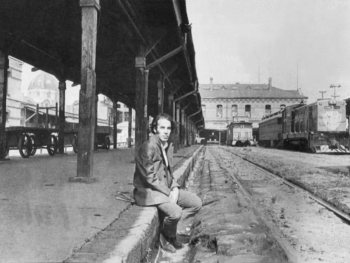 cdmexeneltiempo's tweet photo. El cantante, actor y compositor Óscar Chávez en uno de los andenes de la estación de ferrocarril de San Lázaro a finales de los años sesenta: https://t.co/tFGFy8Gnkt https://t.co/BAU3rP7phQ