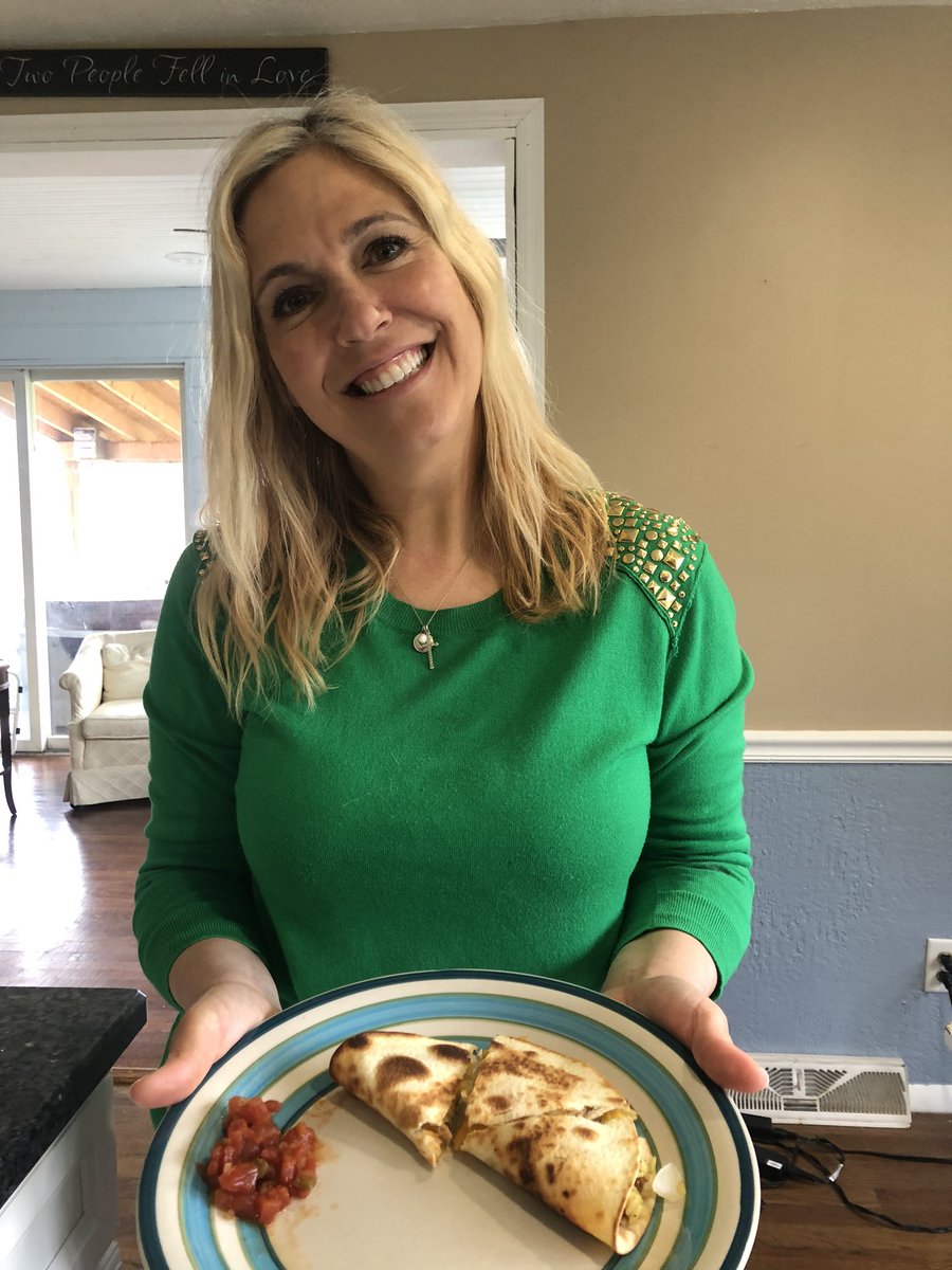 chrissacooks's tweet photo. Have you struggled with mindless eating, emotional eating, or stress eating during quarantine when you have constant access to food throughout the day?!?! π«π¬πͺπ¨ Try @DrSusanAlbers snacking mindfully with us!!! #MindfulKitchen #LifeIsDelicious https://t.co/ysCNdGFQvO