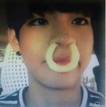 memebangtan1's tweet photo. Meu professor vendo que eu esqueci a câmera ligada:

 Professor           //     Eu https://t.co/VtyYxvzSG8