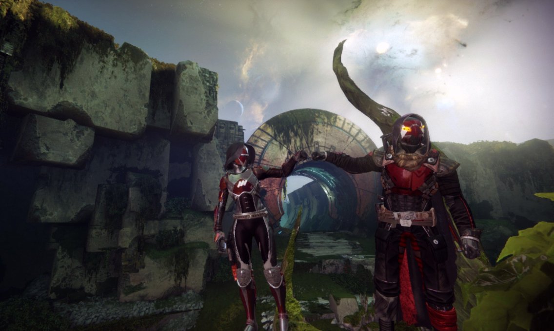 FatebringerPUP's tweet photo. @Bungie My Fiance and I, both Hunter mains! #TeamHunter https://t.co/aTorMJAAMr