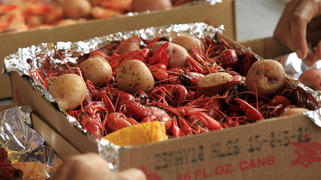 abc13houston's tweet photo. Crawfish season peaks and there are plenty of options https://t.co/ezy13NagK9 https://t.co/AnZ9Tp6cuh