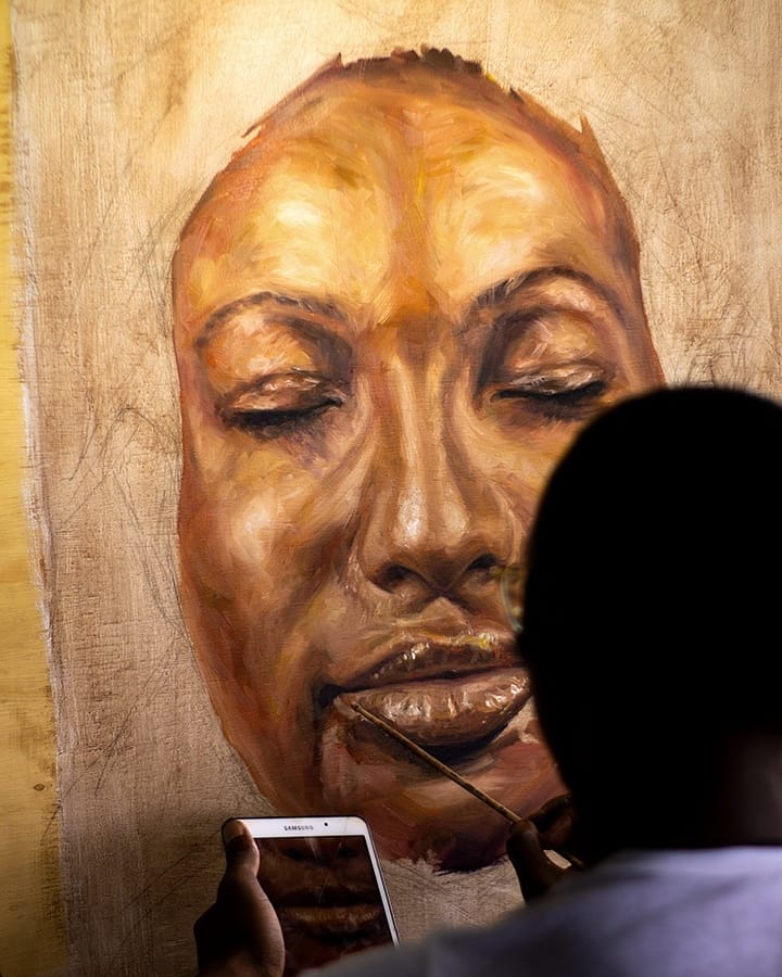 Heres a shot of me working on an oil painting I started today of a good friend of mine. Currently working on pieces for my solo art exhibition.
LIKE, COMMENT AND RETWEET.
#artistontwitter #trinidadartist #caribbeanartist #oilpainting