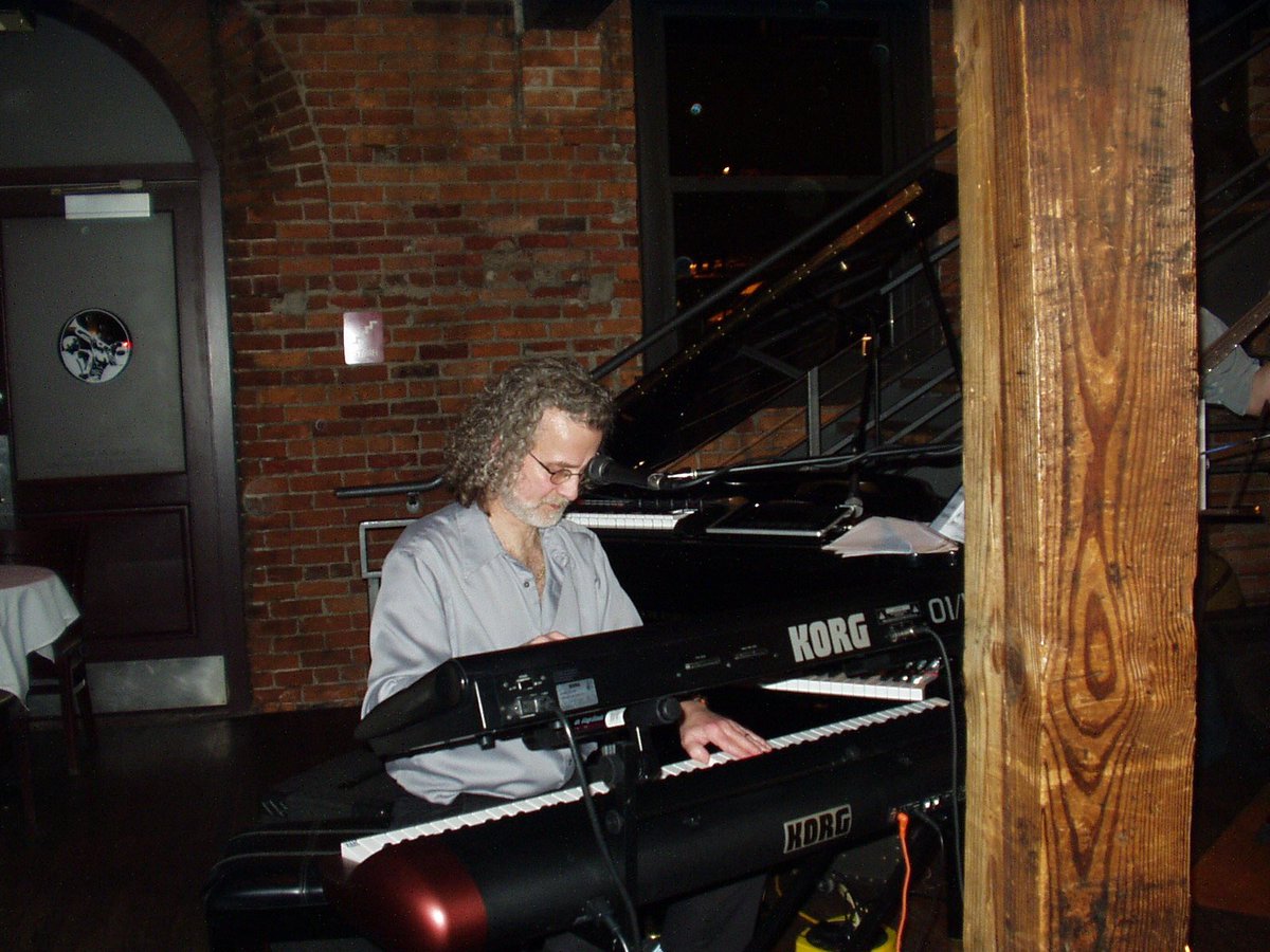 LatchMusic's tweet photo. Focused! #korg #korgr3 #jazzmusic #keyboard #synth #synthesizer #jazz #piano #pianist #musician #keyboardist #korgsv1 #musicislife #musiclife #musical #band #livemusic #concert #synth #musiclover #piano #pianoplayer #korgo1w https://t.co/BqRWrRUHza
