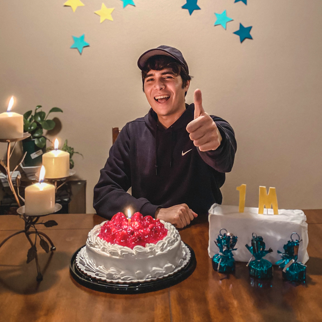 sergiovargott's tweet photo. Gracias por 1 Millon de sucriptores en youtube! 🎊🎊🎊
Wow gracias por tu apoyo! Lo hicimos!  💪🙏
Aun no puedo creer que ya somos el Millon!
Gracias por tanto amos y apoyo!
Te amo 💙💙
Quieren en vivo mañana en yt? https://t.co/2NSxEldZZV