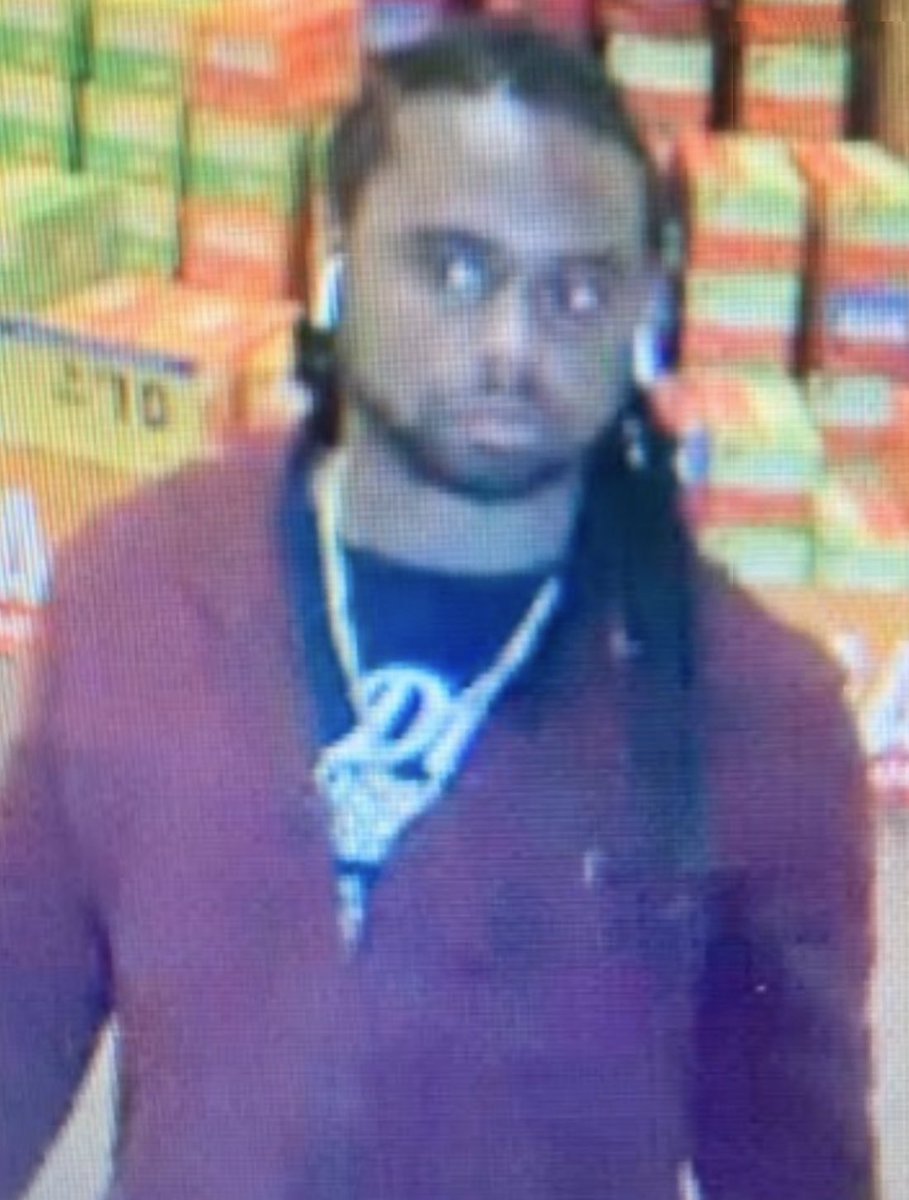MansfieldPDTX's tweet photo. Does he look familiar? This suspect purchased several items with a victimβs credit card at various locations in Mansfield. If you have any information, please contact Detective Blansit at 817-276-4718. **Please Share! #LetsCatchHim https://t.co/hcbRW6FGPc