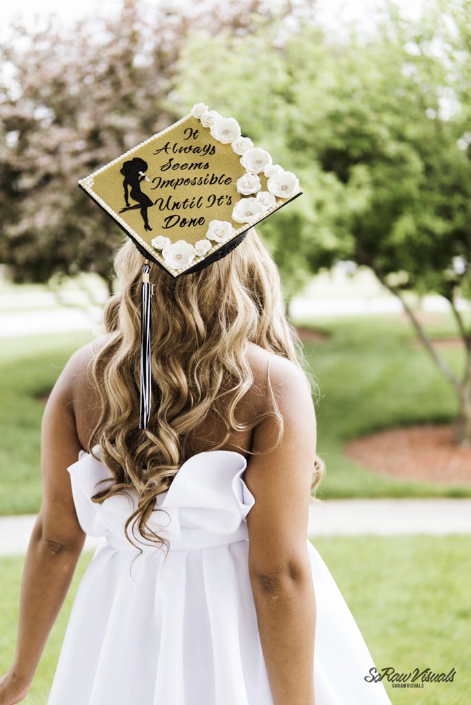 sorawkals's tweet image. Anyone need grad pics $100 hour sessions available #pvamu20 @Pvamu2020