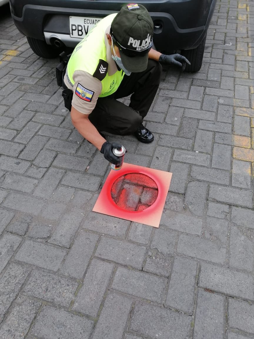 PoliciaEcuador's tweet photo. Personal policial señalizó el distanciamiento social adecuado en los exteriores de varios establecimientos comerciales para evitar la propagación del #Covid19Ec, en el #DistQuitumbe, #DMQ.
#VolveremosAEstarJuntos
#QuédateEnCasa https://t.co/FymYEhU7n2