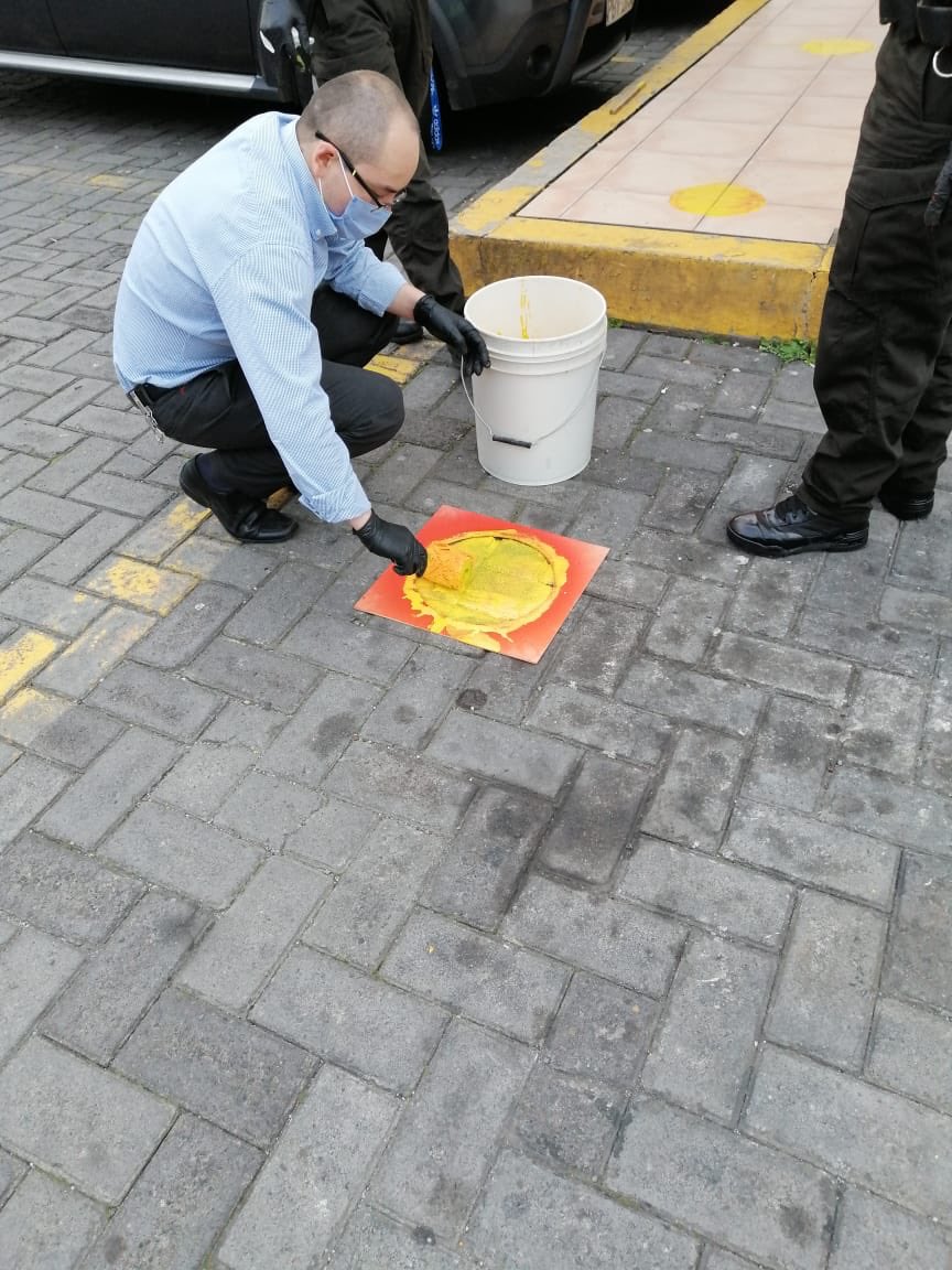 PoliciaEcuador's tweet photo. Personal policial señalizó el distanciamiento social adecuado en los exteriores de varios establecimientos comerciales para evitar la propagación del #Covid19Ec, en el #DistQuitumbe, #DMQ.
#VolveremosAEstarJuntos
#QuédateEnCasa https://t.co/FymYEhU7n2