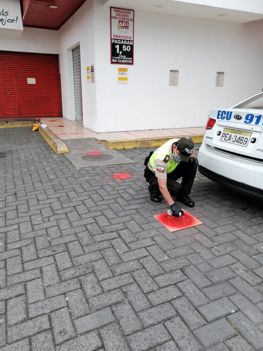 PoliciaEcuador's tweet photo. Personal policial señalizó el distanciamiento social adecuado en los exteriores de varios establecimientos comerciales para evitar la propagación del #Covid19Ec, en el #DistQuitumbe, #DMQ.
#VolveremosAEstarJuntos
#QuédateEnCasa https://t.co/FymYEhU7n2