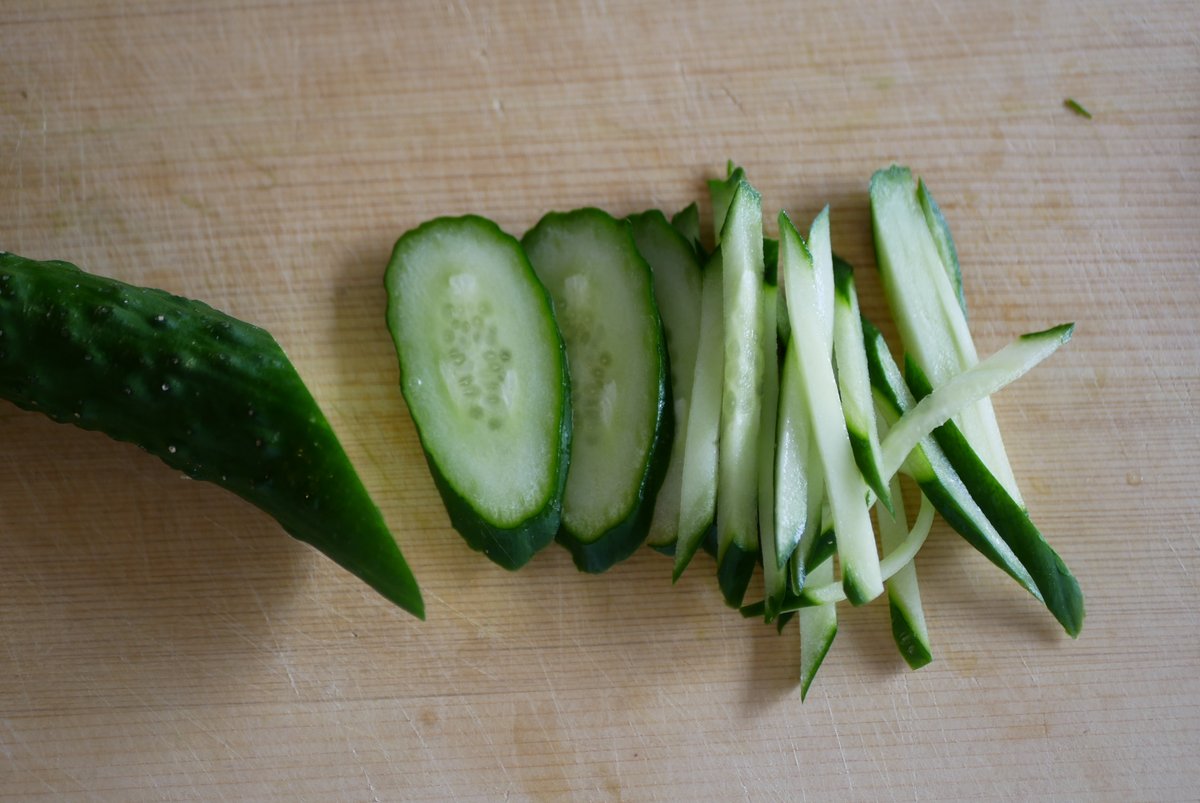 有賀 薫 きゅうりと卵のスープ 千切りきゅうりを ふんわりたまごとじのスープで 3000日スープ では鰹だしでにゅうめん仕立てにしましたが 今朝は創味シャンタン使って中華風に 塩と酢でさわやかに味付けします きゅうりはそんなに加熱せず 歯ざわり